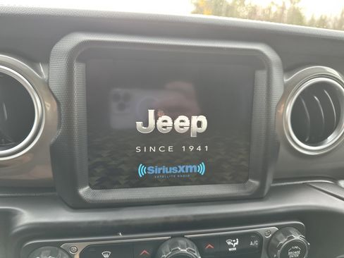 Used 2023 Jeep Gladiator Overland image 25
