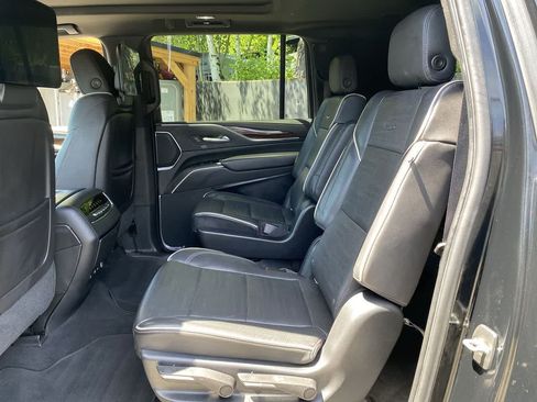 Used 2021 Cadillac Escalade ESV Premium Luxury w/ LPO, Illumination Package AWD/4WD image 17
