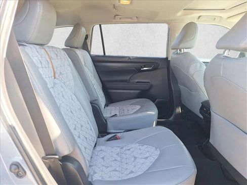Used 2023 Toyota Highlander Bronze Edition image 18