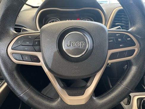 Used 2018 Jeep Cherokee Latitude image 11