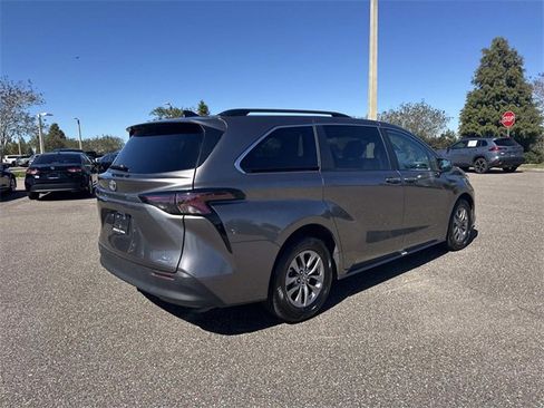 Used 2024 Toyota Sienna XLE image 4
