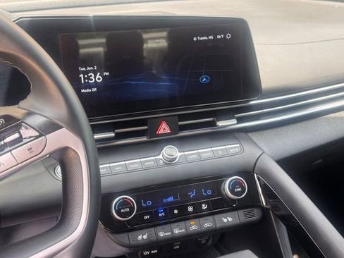 Used 2023 Hyundai Elantra Limited FWD image 18