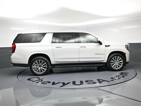 Used 2022 GMC Yukon XL Denali AWD/4WD image 10
