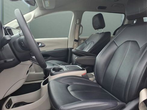 Used 2024 Chrysler Pacifica Touring-L image 15