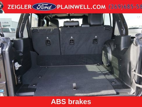 Used 2022 Jeep Wrangler Unlimited Sahara w/ Cold Weather Group AWD/4WD image 10