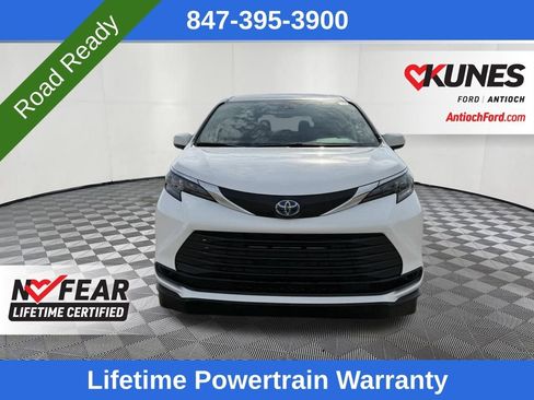 Used 2025 Toyota Sienna LE image 7