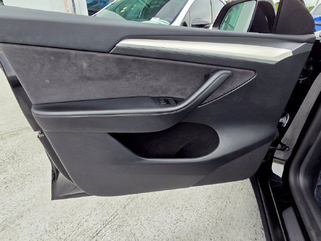 Used 2023 Tesla Model Y Long Range AWD/4WD image 29