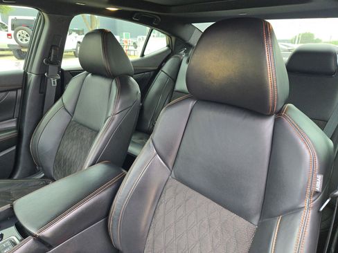 Used 2019 Nissan Maxima SR w/ Premium Package image 10