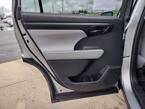 Used 2023 Toyota Highlander LE image 11