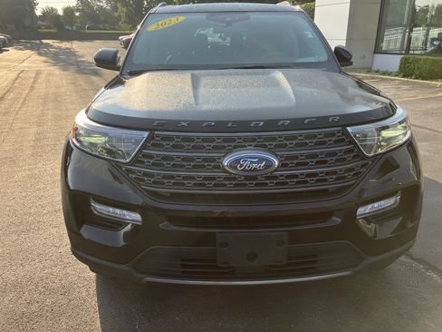 Used 2023 Ford Explorer XLT w/ XLT Sport Appearance Package AWD/4WD image 2