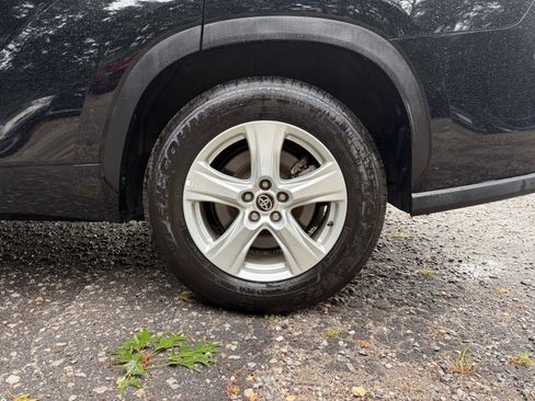 Used 2025 Toyota Highlander LE FWD image 27