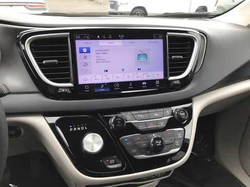 Used 2024 Chrysler Pacifica Touring-L FWD image 22