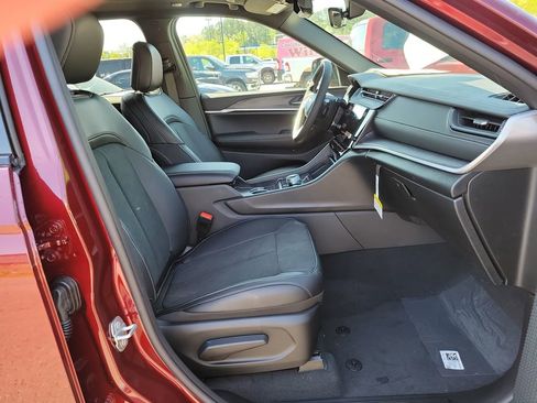 New 2026 Jeep Grand Cherokee Altitude RWD image 39