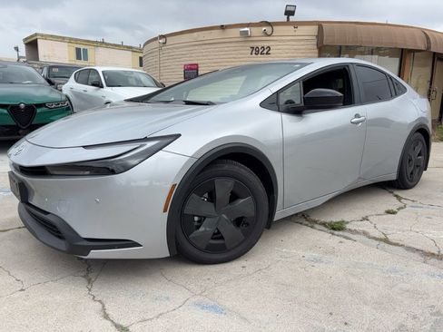 Used 2024 Toyota Prius LE FWD image 3