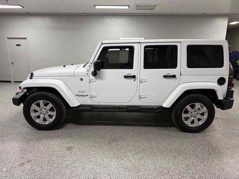 Used 2015 Jeep Wrangler Unlimited Sahara w/ Connectivity Group AWD/4WD image 6