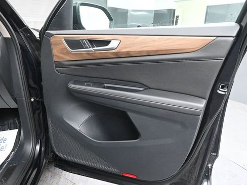 Used 2025 Volkswagen Atlas SE image 16