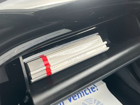 Used 2017 Toyota Prius Prime Premium image 28