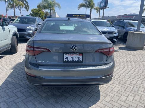 Used 2023 Volkswagen Jetta SE w/ Panoramic Sunroof Package FWD image 5