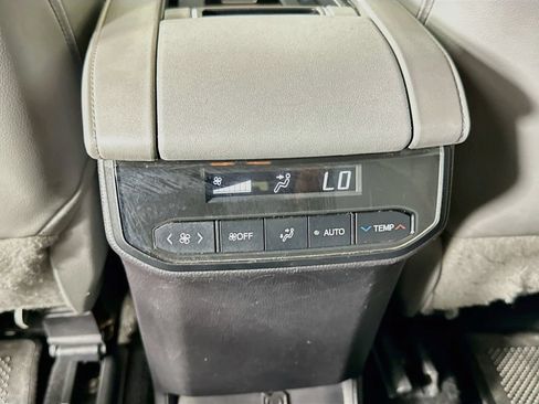 Used 2022 Toyota Highlander XLE FWD image 25
