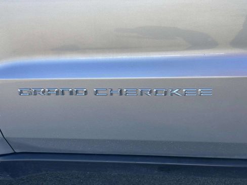 Used 2015 Jeep Grand Cherokee Limited w/ Luxury Group II image 12