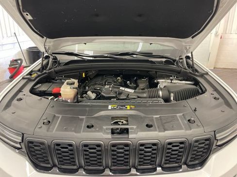 Used 2023 Jeep Grand Cherokee Altitude AWD/4WD image 10