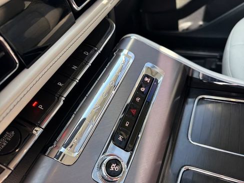 Certified 2025 Lincoln Aviator AWD image 27