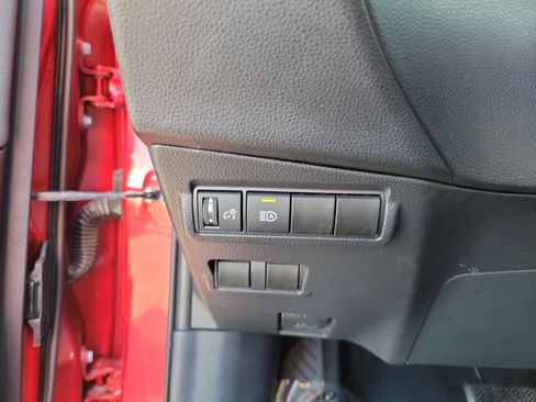 Used 2025 Toyota Corolla Cross XLE FWD image 20