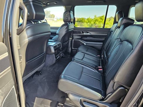 Used 2024 Jeep Wagoneer L Series II w/ Flexible Seating Group AWD/4WD image 18