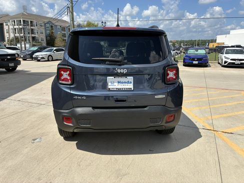 Used 2022 Jeep Renegade Latitude AWD/4WD image 7