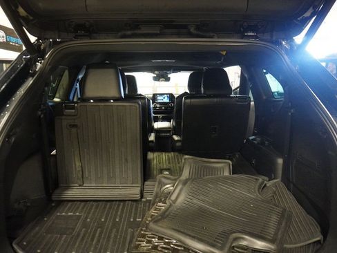 Used 2022 Toyota Highlander XSE image 11