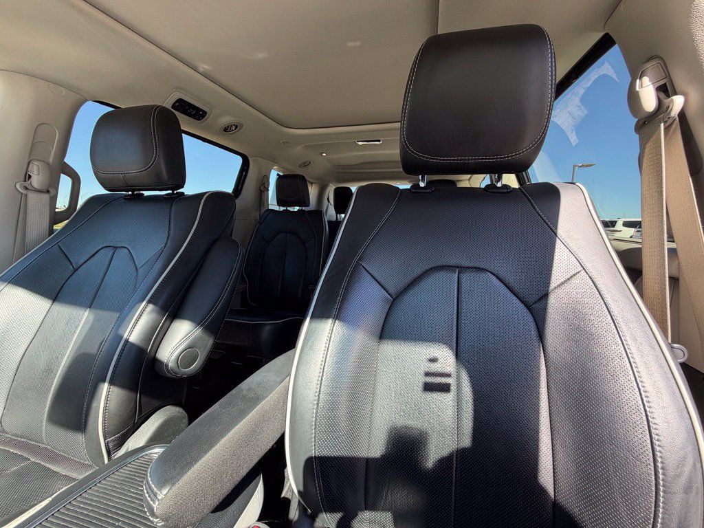 Used 2024 Chrysler Pacifica Limited w/ Uconnect Theater Family Group FWD image 22