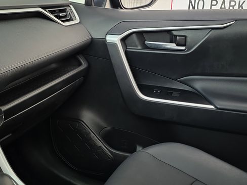 Used 2021 Toyota RAV4 XLE Premium image 26