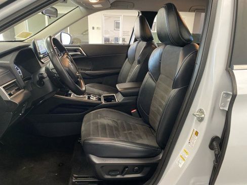 Used 2024 Mitsubishi Outlander SE image 16