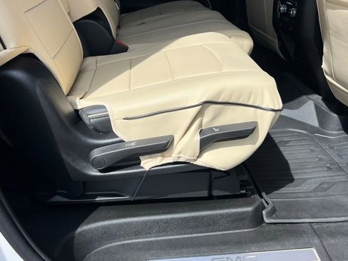 Used 2024 GMC Yukon XL SLT w/ SLT Luxury Package AWD/4WD image 19