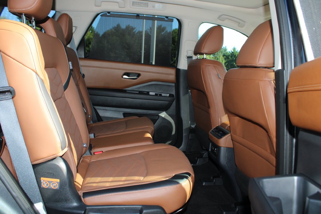 Used 2025 Nissan Pathfinder Platinum w/ Cargo Package AWD/4WD image 12