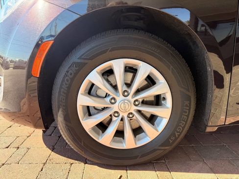 Used 2019 Chrysler Pacifica Touring-L image 19