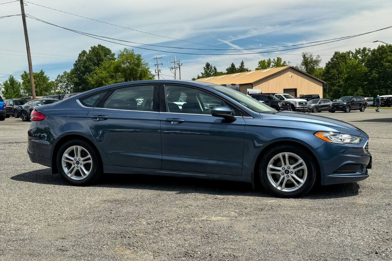 Used 2018 Ford Fusion SE w/ Fusion SE Technology Package FWD image 2