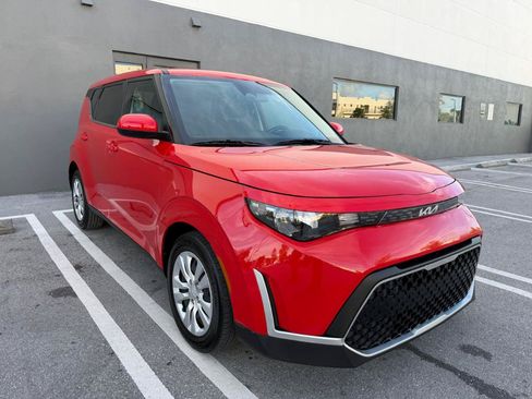 Used 2023 Kia Soul LX FWD image 2