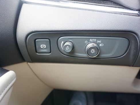 Used 2018 Buick Enclave Premium w/ Experience Buick Package FWD image 4