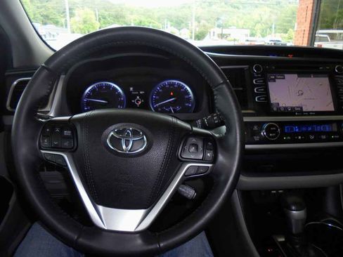 Used 2019 Toyota Highlander XLE FWD image 5
