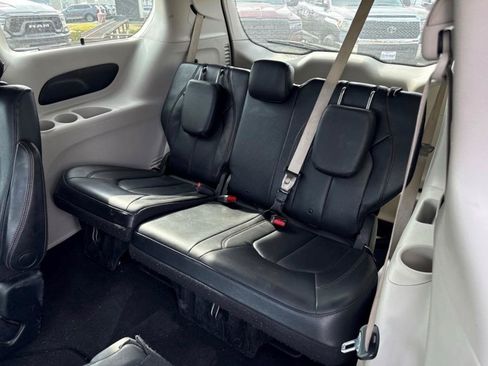 Used 2019 Chrysler Pacifica Touring-L FWD image 17