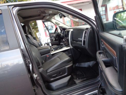 Used 2014 RAM 1500 Laramie w/ Convenience Group image 19