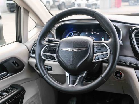 Used 2023 Chrysler Pacifica Touring-L FWD image 17