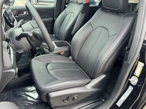 Used 2026 Chrysler Pacifica Select image 15