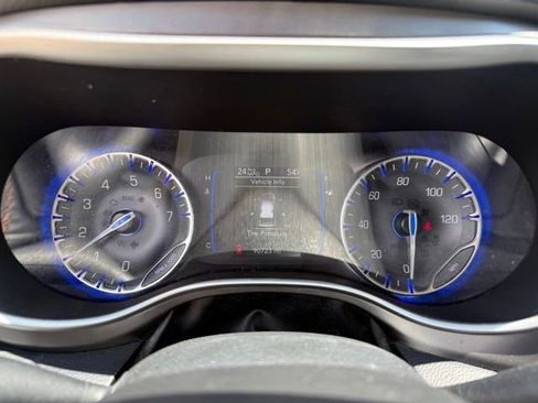 Used 2020 Chrysler Pacifica Touring-L FWD image 27