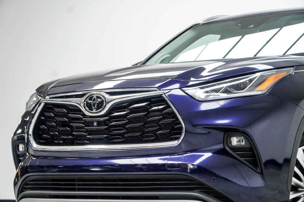 Used 2023 Toyota Highlander Platinum FWD image 2