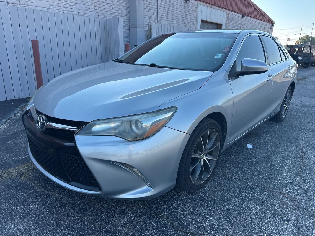 Used 2016 Toyota Camry XSE FWD image 1