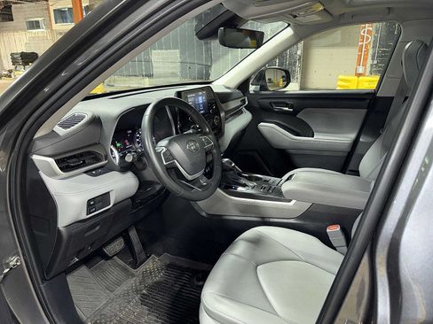 Used 2022 Toyota Highlander XLE AWD/4WD image 30