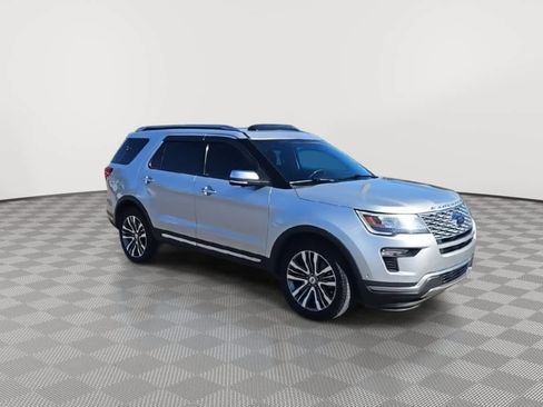 Used 2019 Ford Explorer Platinum image 2