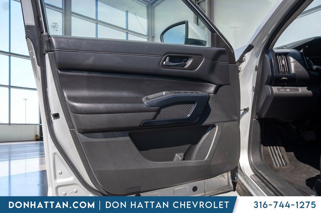 Used 2024 Nissan Pathfinder SV AWD/4WD image 15